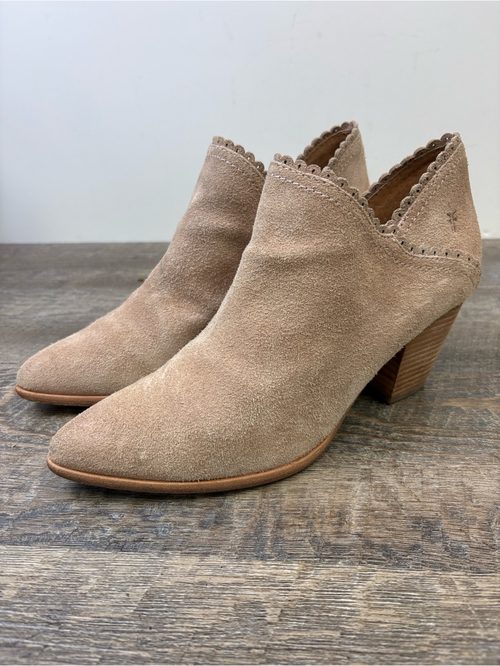 Frye Reed Suede Scalloped Ankle Booties Size 8M